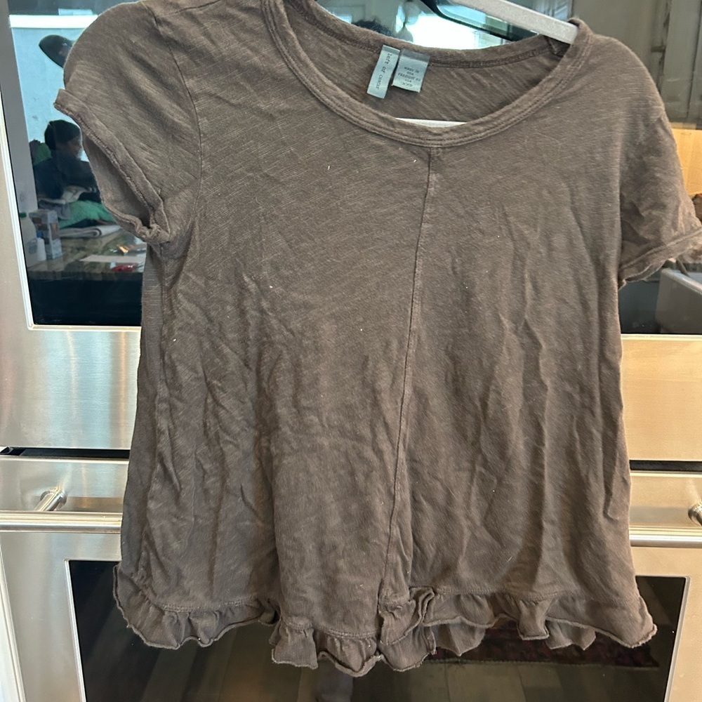 Left of center x Anthropologie Brown Ruffled  Tee XXS; made in USA